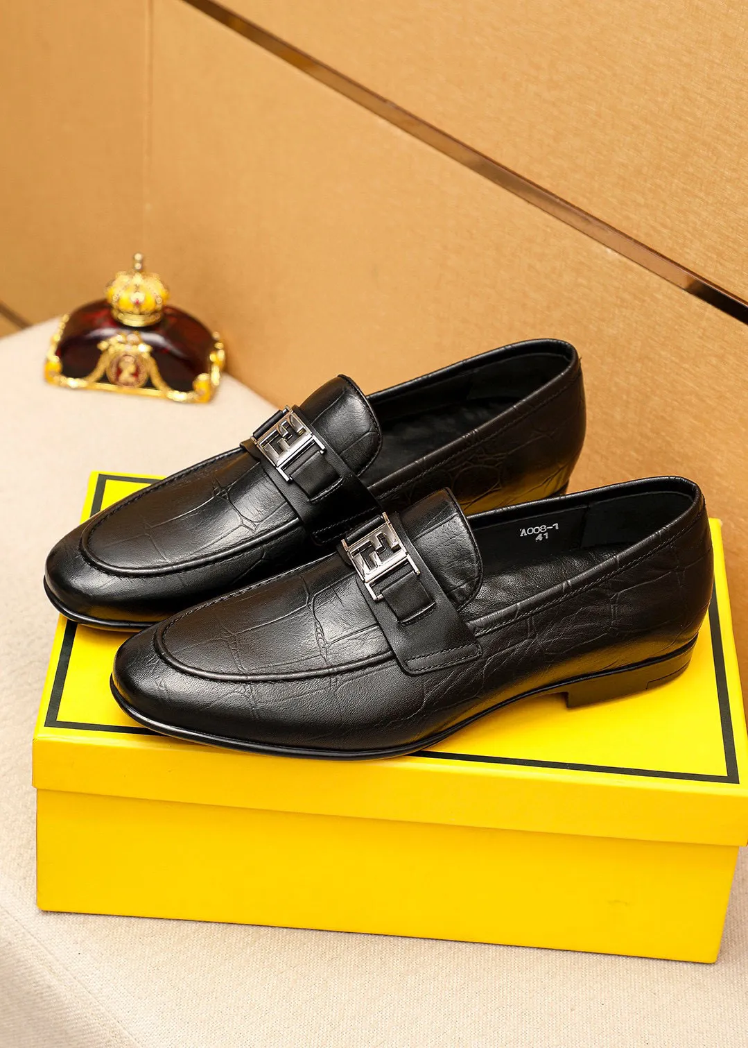 Men's shoes 💰442 💐 Product trademark: FENDI [Fendi] casual leather shoes Regular size: 38-44 (45🉑️customized) Product materials: Selected imported first-layer calfskin embossed upper + luxury hardware buckle, imported cowhide leather lining. Strong three-dimensional visual effect, rubber outsole Color: 1⃣️color optional